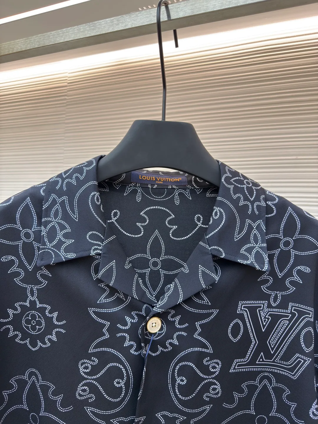 LOUIS VUITTON line double-sided printed shirt ●Authentic product: purchased and developed for 14900 ●Item number: 1680401-B05 ●Fabric: Tencel fabric ●Technology: Printing production ●Version: fitted version ●Weight: about 255 grams ●Size: Before printing on the machine, the theodolite corrects the latitude and skew, and the pattern is printed on the surface and bottom at the same time. The pieces are accurately cut by laser burning in the later stage. It is equipped with an ancient gold base and is inlaid with a natural shell engraved hand-stitched button with letters. The overall wiring is straight and delicate, the fabric is comfortable and soft, and the color is consistent without color difference. It can be matched with the same style to create a fashionable look and control various occasions. Customized accessories, complete with three standards, same style for men and women!